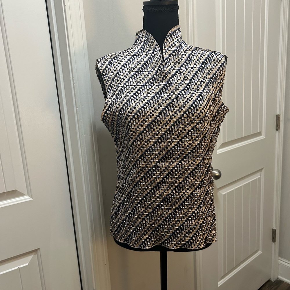 Casual‎ Corner Black and White Patterned Blouse